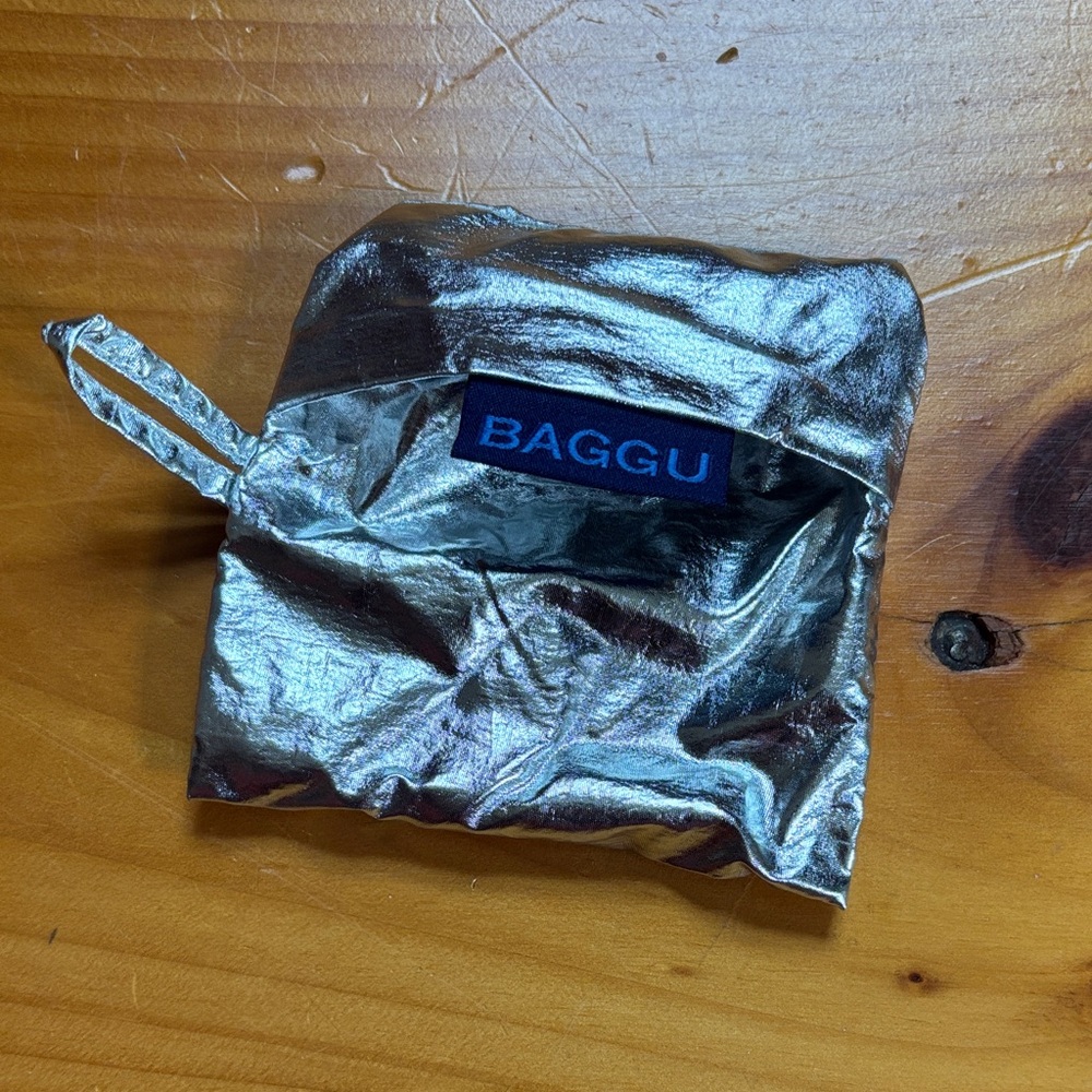 BAGGU Metallic Silver IPOD Electronics Pouch Envelope Opening - Picture 1 of 3